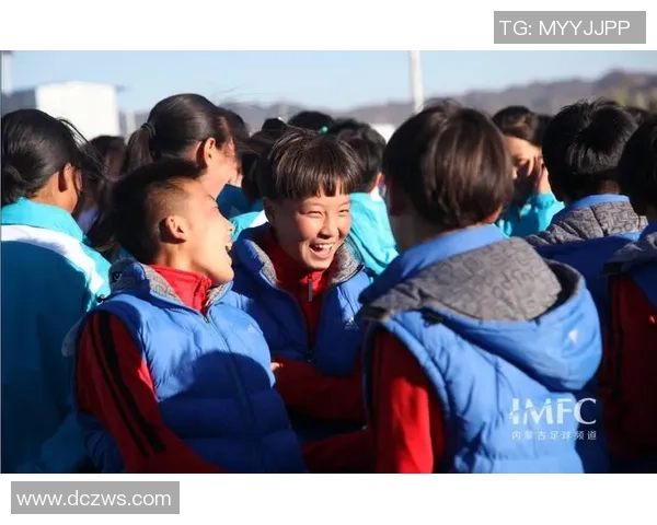 小粉丝勇敢追梦足球明星亲密互动的感人故事